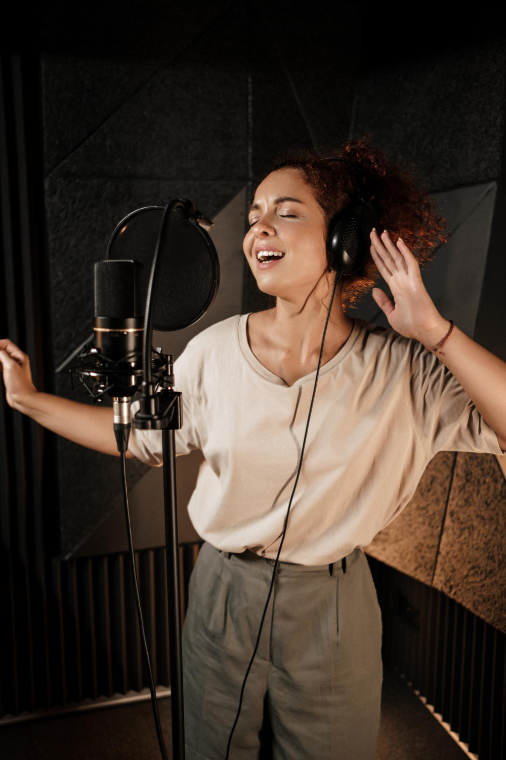 photo d'une femme participant à un cours de chant qui utilise un micro noir