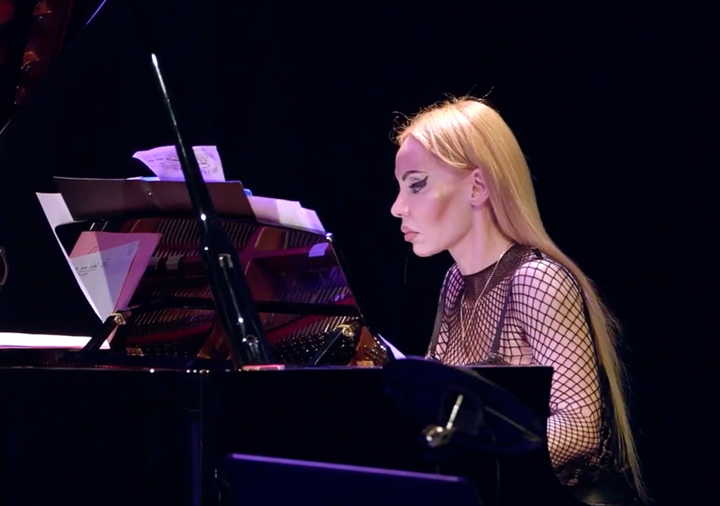 photo d'une prof de piano jouant un instrument de musique noir